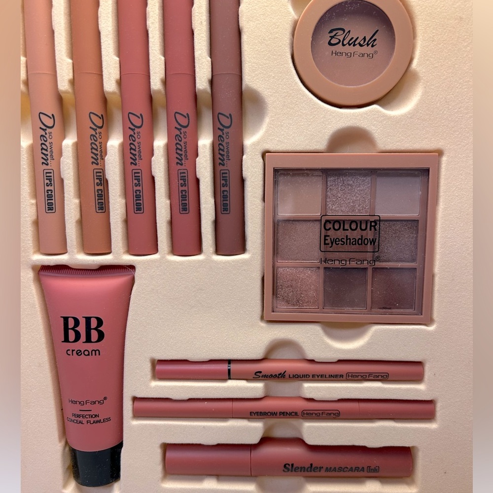 Brand new 11 piece Heng Fang makeup set in storage case